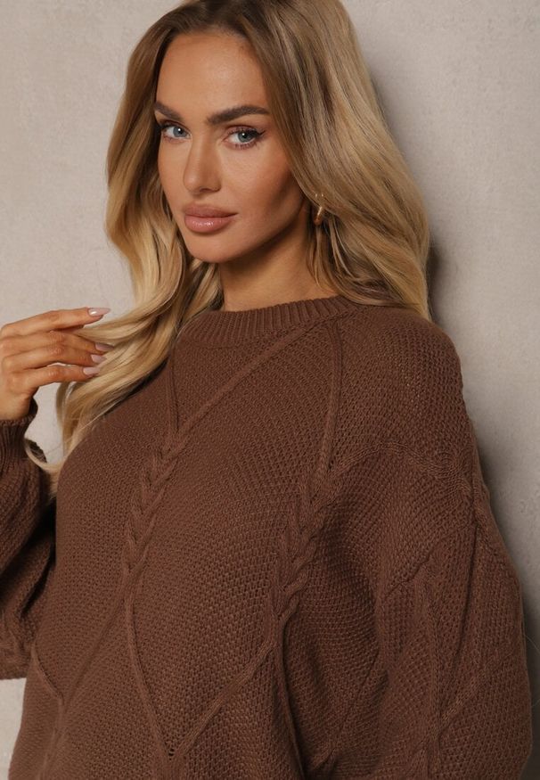 Renee - Brązowy Sweter z Ozdobnym Tłoczeniem i Ściągaczami Temariel. Okazja: na spotkanie biznesowe, do pracy. Kolor: brązowy. Materiał: jeans. Długość rękawa: długi rękaw. Długość: długie. Wzór: geometria. Styl: biznesowy, elegancki