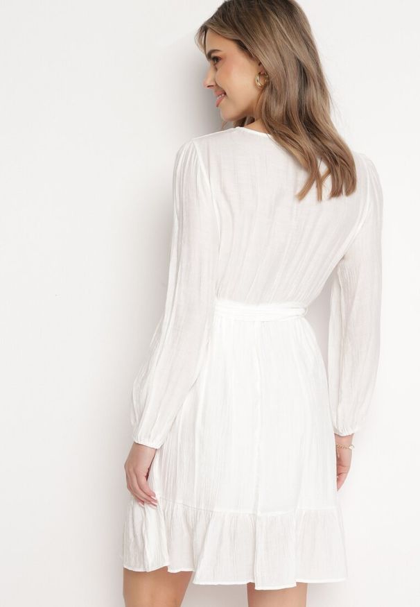 Born2be - Biała Sukienka Midi z Kopertowym Dekoltem i Materiałowym Paskiem Jomera. Typ kołnierza: dekolt kopertowy. Kolor: biały. Materiał: materiał. Typ sukienki: kopertowe. Styl: boho, elegancki. Długość: midi