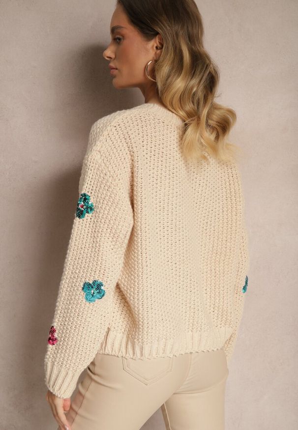 Renee - Beżowy Sweter z Wiskozą Zdobiony Cekinowymi Aplikacjami z Kwiatami Edalora. Okazja: na co dzień. Kolor: beżowy. Materiał: wiskoza. Długość rękawa: długi rękaw. Długość: długie. Wzór: aplikacja, kwiaty. Styl: klasyczny, elegancki, casual