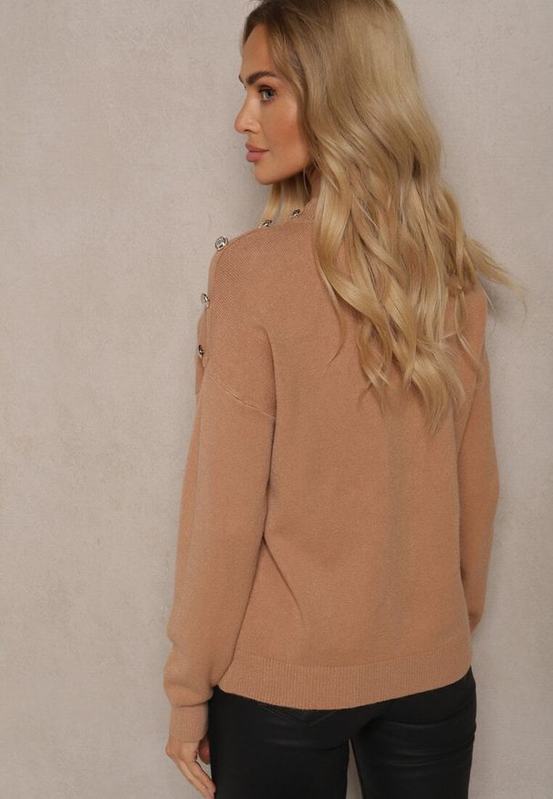 Renee - Beżowy Sweter z Półgolfem Wiskozą i Modalem Ozdobiona Guzikami Emmitana. Okazja: na co dzień. Kolor: beżowy. Materiał: wiskoza. Wzór: aplikacja. Styl: klasyczny, elegancki, casual
