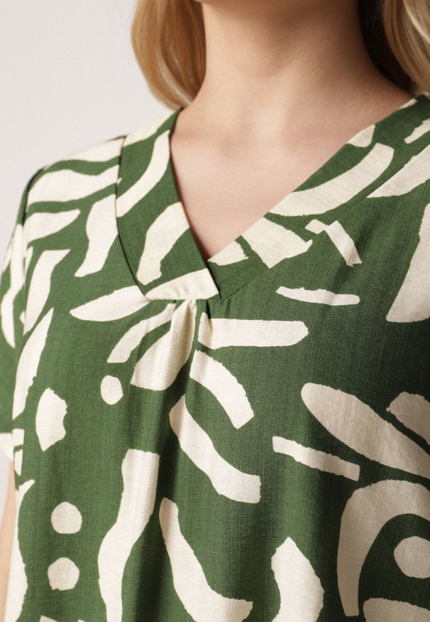 Born2be - Zielona Pudełkowa Sukienka z Wiskozy z Dekoltem w Serek w Abstrakcyjny Wzór Cresom. Okazja: na co dzień. Typ kołnierza: dekolt w serek. Kolekcja: plus size. Kolor: zielony. Materiał: wiskoza. Sezon: lato. Typ sukienki: proste, dla puszystych. Styl: casual