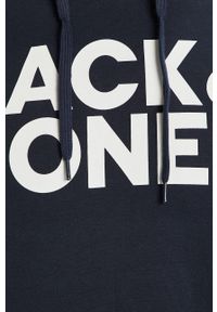 Jack & Jones Bluza męska kolor granatowy z kapturem z nadrukiem. Okazja: na co dzień. Typ kołnierza: kaptur. Kolor: niebieski. Materiał: dzianina. Wzór: nadruk. Styl: casual #5