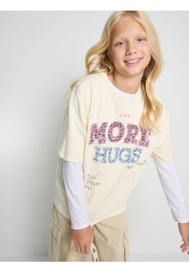 Sinsay - Bawełniana koszulka z napisem - kremowy. Kolor: kremowy. Materiał: bawełna. Wzór: napisy