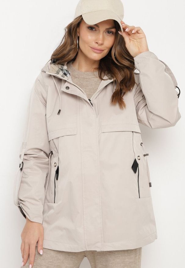 Born2be - Jasnobeżowa Kurtka Parka z Kapturem i Kieszeniami z Możliwością Ściągnięcia w Talii Kailisse. Okazja: na co dzień. Typ kołnierza: kaptur. Kolor: beżowy. Materiał: jeans. Styl: casual, klasyczny