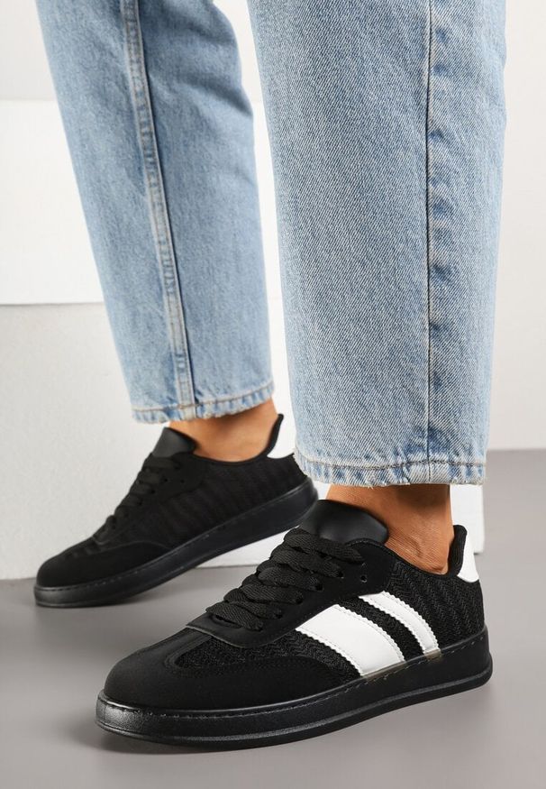 Renee - Czarne Sneakersy Tenisówki Ozdobione Paskami Amodira. Okazja: na co dzień. Zapięcie: pasek. Kolor: czarny. Materiał: jeans. Wzór: aplikacja
