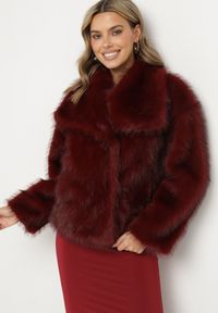 Born2be - Bordowa Futrzana Kurtka z Szerokim Kołnierzem Merionnie. Kolor: czerwony. Materiał: futro. Styl: elegancki #1