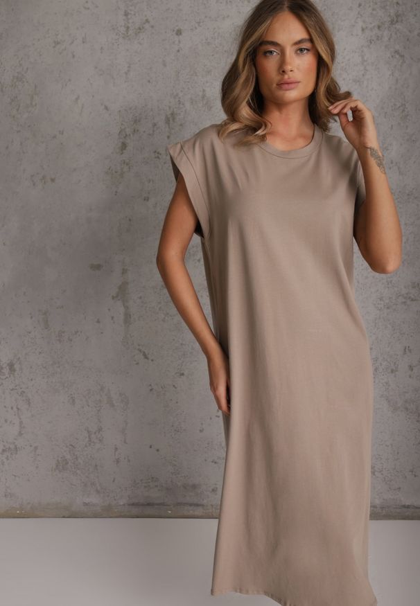 Renee - Ciemnobeżowa Sukienka T-shirtowa z Krótkimi Szerokimi Rękawami Arisea. Okazja: na spotkanie biznesowe. Kolor: beżowy. Długość rękawa: krótki rękaw. Sezon: wiosna, lato. Typ sukienki: proste. Styl: elegancki, biznesowy