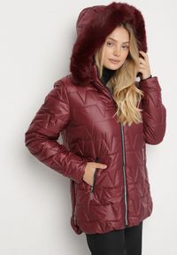 Born2be - Bordowa Pikowana Kurtka z Kapturem z Futerkiem Azilma. Okazja: na co dzień, na spacer. Typ kołnierza: kaptur. Kolekcja: plus size. Kolor: czerwony. Materiał: futro. Wzór: aplikacja. Styl: klasyczny, casual