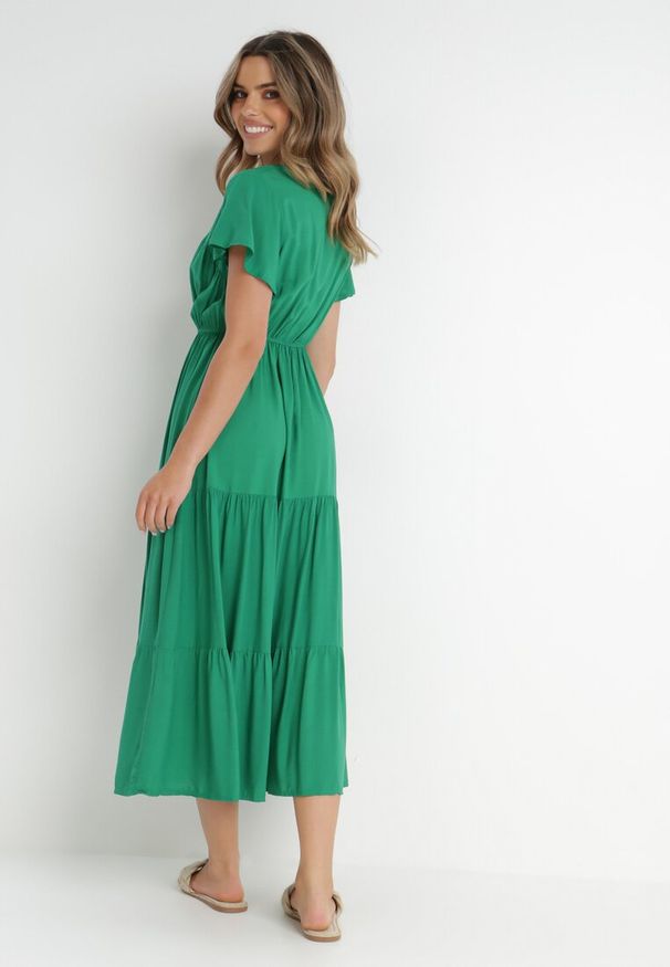 Born2be - Zielona Sukienka z Wiskozy o Rozkloszowanym Kroju Folky. Okazja: na co dzień. Typ kołnierza: dekolt w kształcie V. Kolor: zielony. Wzór: gładki. Typ sukienki: proste. Materiał: wiskoza. Sezon: lato. Styl: casual, elegancki. Długość: midi