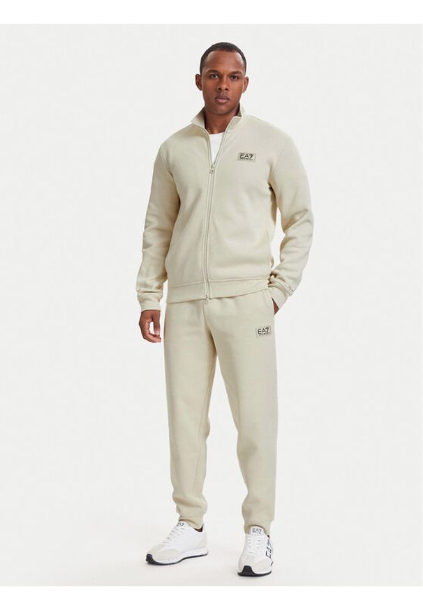 EA7 Emporio Armani Dres 7M002236 AF21822 U1079 Beżowy jasny Regular Fit. Kolor: beżowy. Materiał: bawełna