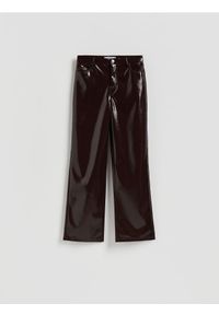 Reserved - Spodnie z imitacji skóry - burgundowy. Kolor: czerwony. Materiał: skóra #1