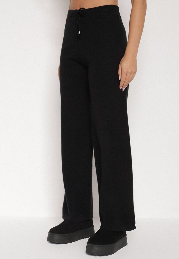 Born2be - Czarny Komplet z Wełną i Bawełną Sweter w Paski i Szerokie Spodnie Neveena. Kolor: czarny. Materiał: wełna, bawełna. Wzór: paski