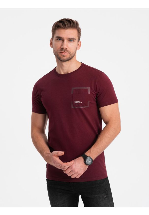 Ombre Clothing - Bawełniany męski t-shirt z nadrukiem na kieszonce – bordowy V2 - Rozmiar: S. Okazja: na co dzień. Kolor: czerwony. Materiał: bawełna. Wzór: nadruk. Styl: casual