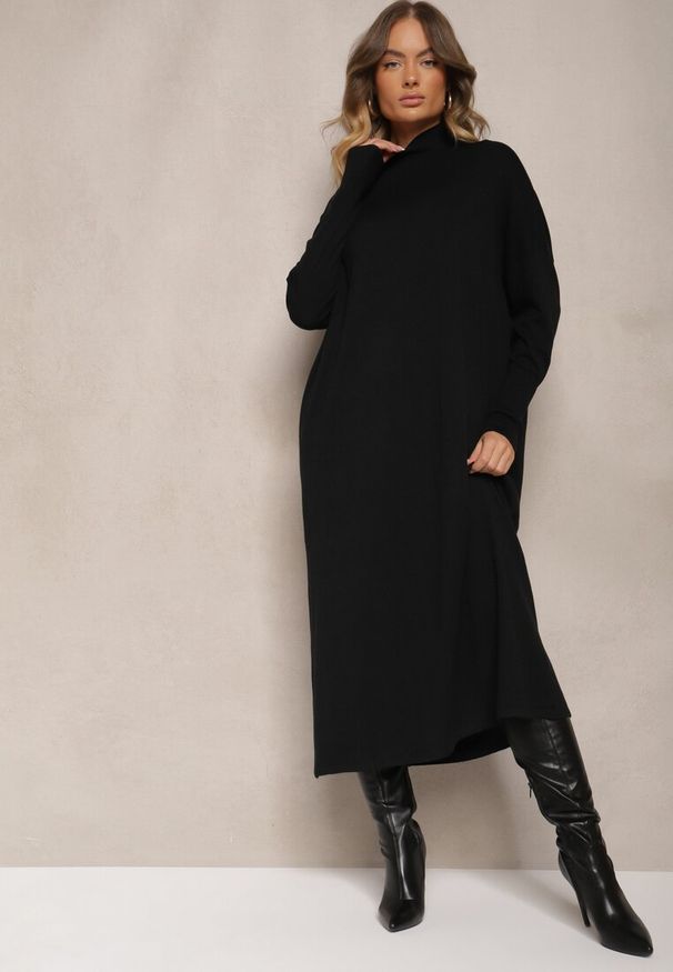 Renee - Czarna Pudełkowa Sukienka Sweterkowa z Wiskozą i Golfem Rinnine. Okazja: na co dzień. Typ kołnierza: golf. Kolor: czarny. Materiał: wiskoza. Styl: elegancki, casual