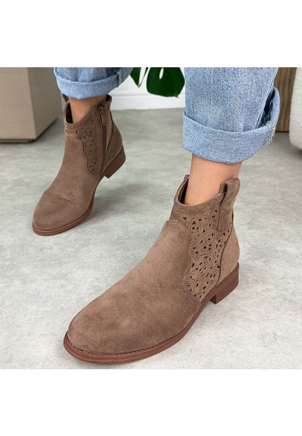 Coffee zamszowe ażurowe botki damskie S.Barski 8019. Okazja: na co dzień. Nosek buta: okrągły. Szerokość cholewki: normalna. Wzór: ażurowy. Materiał: zamsz. Sezon: wiosna, jesień, lato. Obcas: na obcasie. Styl: casual, elegancki, klasyczny. Wysokość obcasa: niski