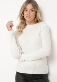 Born2be - Jasnobeżowy Sweter w Klasycznym Stylu z Dekoltem w Łódkę Zinvirra. Kolor: beżowy. Materiał: materiał. Sezon: zima. Styl: klasyczny