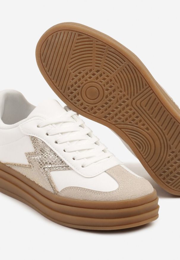 Renee - Złoto-Białe Sneakersy w Stylu Tenisówek Ozdobione Geometrycznym Wzorem Tolivanna. Okazja: na co dzień. Zapięcie: sznurówki. Kolor: złoty. Materiał: jeans. Wzór: aplikacja, geometria