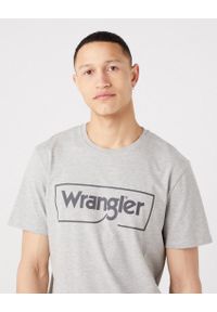 Wrangler - WRANGLER FRAME LOGO TEE MĘSKI T-SHIRT KOSZULKA NADRUK MID GREY W70JD3X37 112320767. Okazja: na co dzień. Materiał: jeans, skóra, materiał, bawełna, wiskoza, tkanina. Wzór: nadruk. Sezon: lato. Styl: sportowy, casual, elegancki, klasyczny