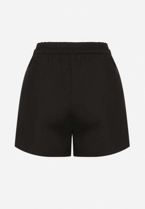 Born2be - Czarne Szorty z Wiskozy o Eleganckim Kroju z Wysokim Stanem i Aplikacją Zimona. Okazja: na co dzień, na spacer. Stan: podwyższony. Kolor: czarny. Materiał: wiskoza. Wzór: aplikacja. Styl: elegancki