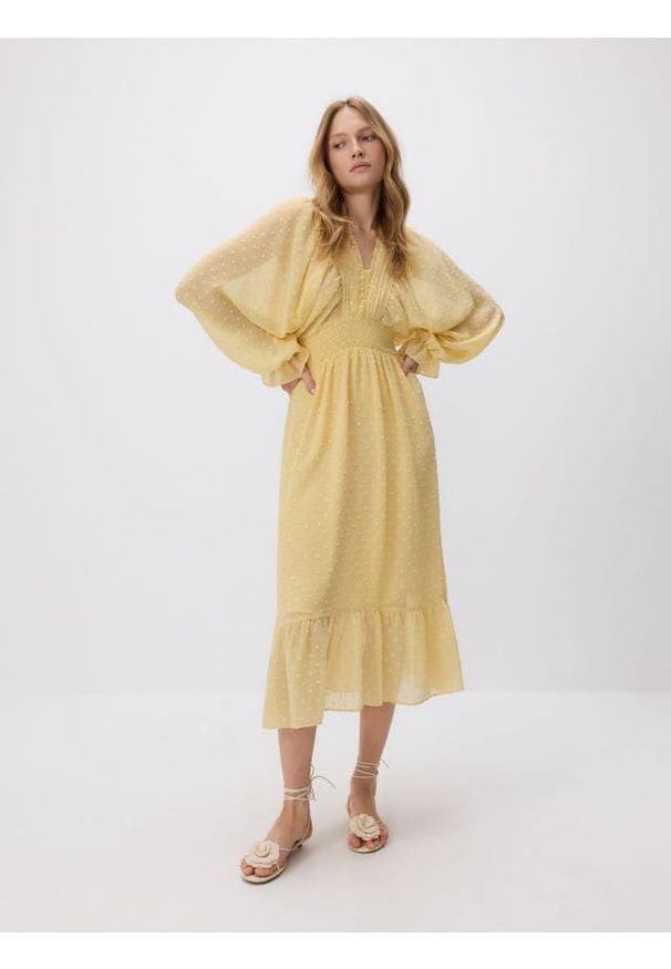 Reserved - Sukienka midi z falbankami - jasnożółty. Typ kołnierza: kołnierz z falbankami. Kolor: żółty. Materiał: tkanina. Długość: midi