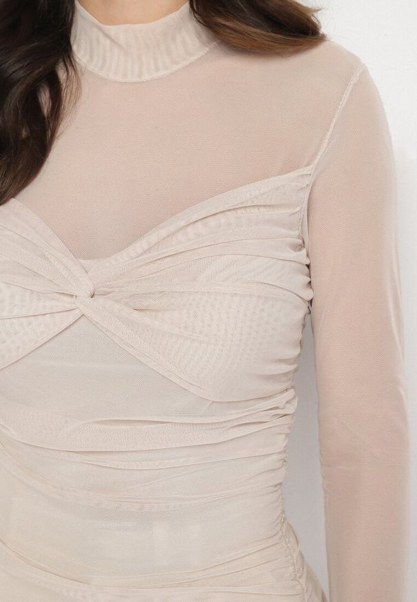 Born2be - Beżowa Bluzka Siateczkowa z Marszczeniem i Stójką Feltewia. Okazja: na co dzień. Typ kołnierza: kołnierzyk stójkowy. Kolor: beżowy. Materiał: materiał, skóra, jeans. Długość: długie. Styl: casual