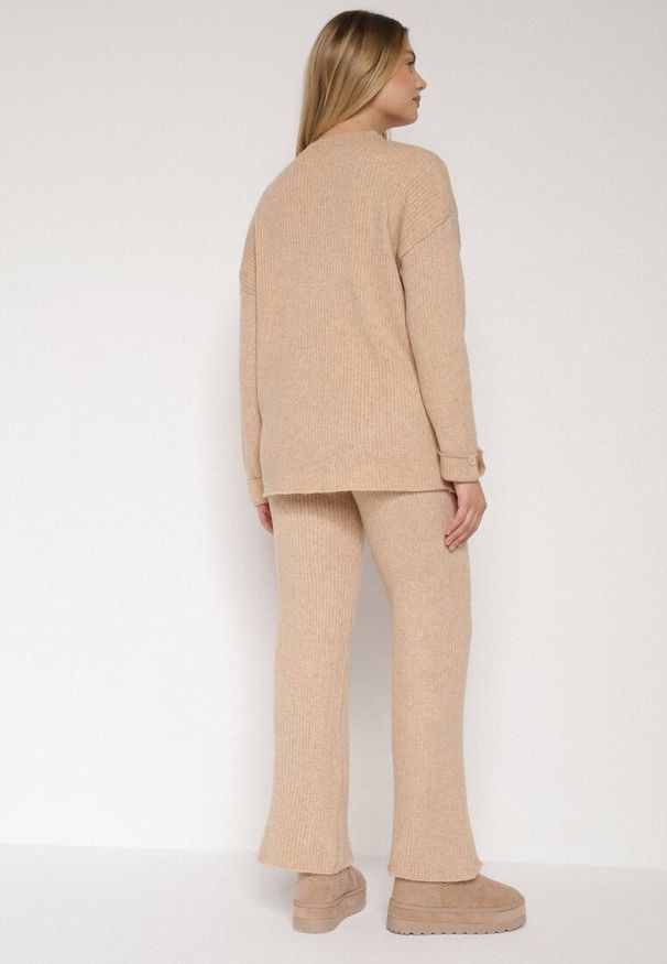 Born2be - Beżowy Komplet z Bawełną i Wełną Sweter z Guzikami i Proste Spodnie Reisadia. Kolor: beżowy. Materiał: wełna, bawełna