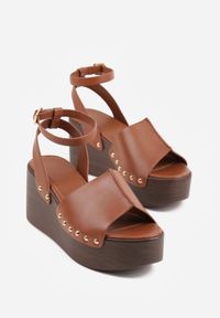 Renee - Brązowe Sandały na Platformie i Koturnie z Nitami po Bokach Zaehesh. Okazja: na co dzień. Zapięcie: sprzączka. Kolor: brązowy. Materiał: jeans. Obcas: na koturnie. Styl: casual #6