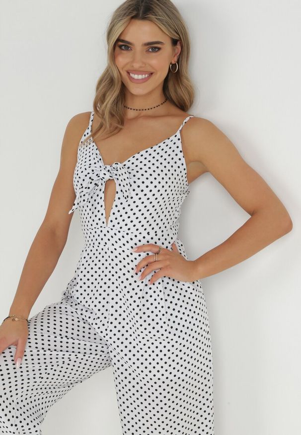 Born2be - Biały Kombinezon Delessa. Kolor: biały. Długość rękawa: na ramiączkach. Długość: długie. Wzór: kropki, aplikacja. Styl: elegancki, wizytowy