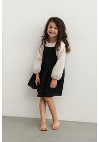 Marsala - MINI sukienka bawełniana z kieszonką w kolorze TOTALLY BLACK - MIRABELL-104-110 (4-5). Materiał: bawełna. Długość rękawa: na ramiączkach. Wzór: gładki. Sezon: lato. Styl: elegancki. Długość: mini #1