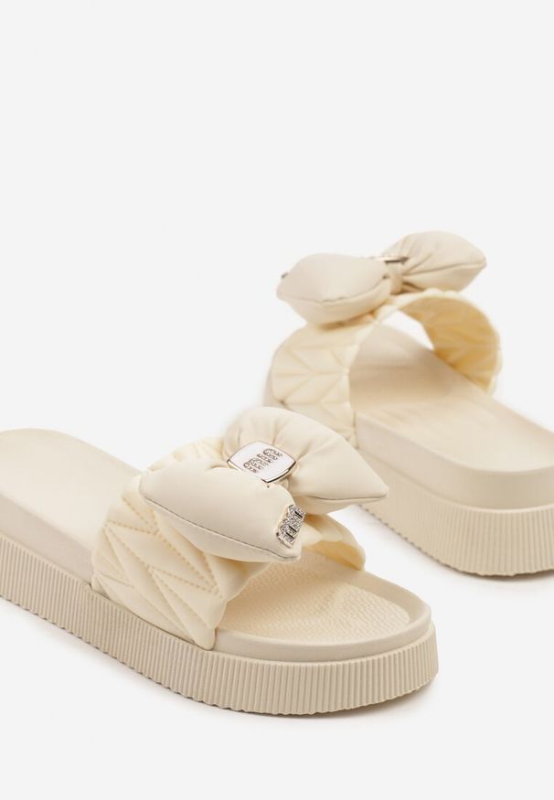 Renee - Beżowe Klapki na Niskiej Platformie z Ozdobną Kokardą Ulosavia. Okazja: na plażę, na co dzień. Kolor: beżowy. Wzór: ażurowy, aplikacja. Sezon: lato. Obcas: na platformie. Styl: casual, elegancki