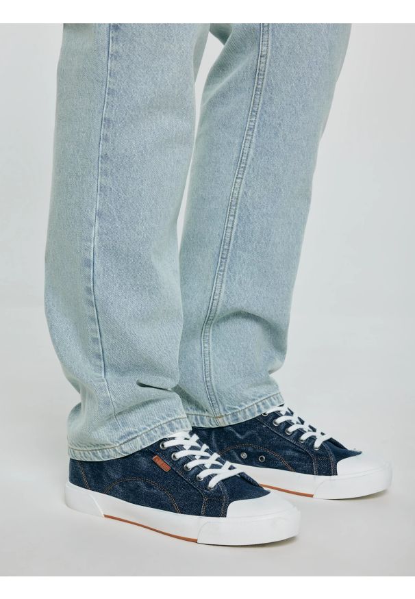 Big-Star - Trampki męskie niskie granatowe TT174103 403. Okazja: na co dzień. Nosek buta: okrągły. Zapięcie: sznurówki. Kolor: niebieski. Materiał: jeans, materiał, dresówka. Styl: casual, klasyczny, sportowy