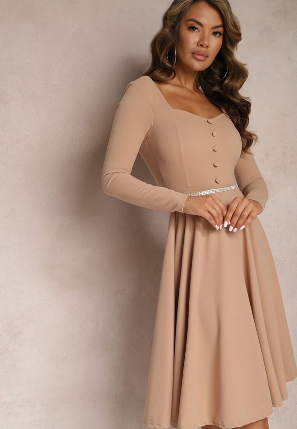 Renee - Beżowa Sukienka Midi o Rozkloszowanym Fasonie z Ozdobnymi Guzikami Gerdalia. Kolor: beżowy. Długość rękawa: długi rękaw. Wzór: aplikacja. Styl: elegancki. Długość: midi