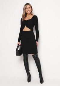 Born2be - Czarna Sukienka Mini z Prążkowanego Materiału z Wycięciem i Wiązaniem Cerdosja. Kolor: czarny. Materiał: materiał, prążkowany. Długość: mini #4
