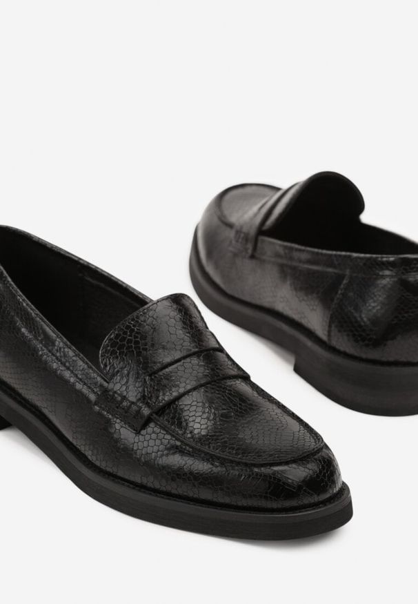 Renee - Czarne Mokasyny z Wężowym Motywem Latanna. Okazja: na spotkanie biznesowe, do pracy, na co dzień. Kolor: czarny. Styl: klasyczny, biznesowy, casual, elegancki