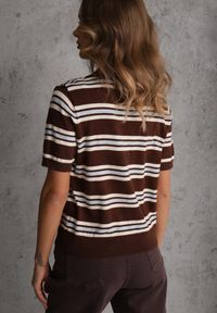 Renee - Brązowy T-shirt Polo z Wiskozą w Paski z Guzikami Vevevia. Okazja: na co dzień. Typ kołnierza: polo. Kolor: brązowy. Materiał: wiskoza. Wzór: paski. Styl: casual, sportowy #6