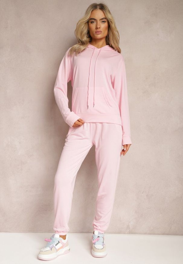 Renee - Jasnoróżowy Klasyczny Komplet Dresowy z Bluzą Kangurką i Spodniami Typu Jogger Salevia. Kolor: różowy. Materiał: dresówka
