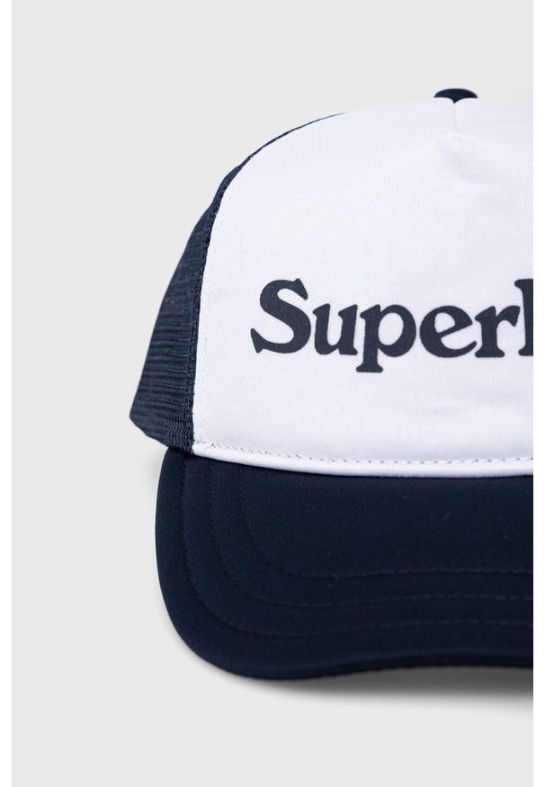 Superdry czapka kolor granatowy z nadrukiem. Kolor: niebieski. Wzór: nadruk