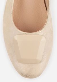 Renee - Złote Czółenka w Stylu Retro ze Skórzaną Wkładką Faylina. Okazja: na imprezę. Kolor: złoty. Materiał: skóra. Obcas: na obcasie. Styl: retro. Wysokość obcasa: niski #6