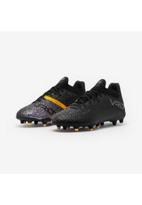 KIPSTA - Buty piłkarskie Kipsta Viralto III 3D Airmesh FG Legacy. Nosek buta: okrągły. Kolor: czarny, żółty, wielokolorowy, pomarańczowy. Materiał: dzianina, zamsz, mesh, syntetyk. Szerokość cholewki: normalna. Sport: piłka nożna