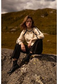 MOODO - Sweter z półgolfem beżowy. Kolor: beżowy. Materiał: poliamid, poliester, wiskoza #1