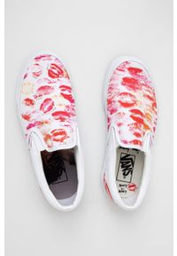 Vans tenisówki UA Classic Slip-On damskie kolor biały. Nosek buta: okrągły. Zapięcie: bez zapięcia. Kolor: biały. Materiał: guma