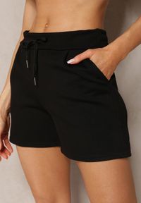 Renee - Czarne Szorty High Waist przed Kolano Saxonia. Okazja: na co dzień. Stan: podwyższony. Kolor: czarny. Styl: casual