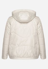 Born2be - Jasnobeżowa Kurtka Pikowana z Kapturem Karbia. Okazja: na co dzień. Typ kołnierza: kaptur. Kolekcja: plus size. Kolor: beżowy. Styl: casual, elegancki #5