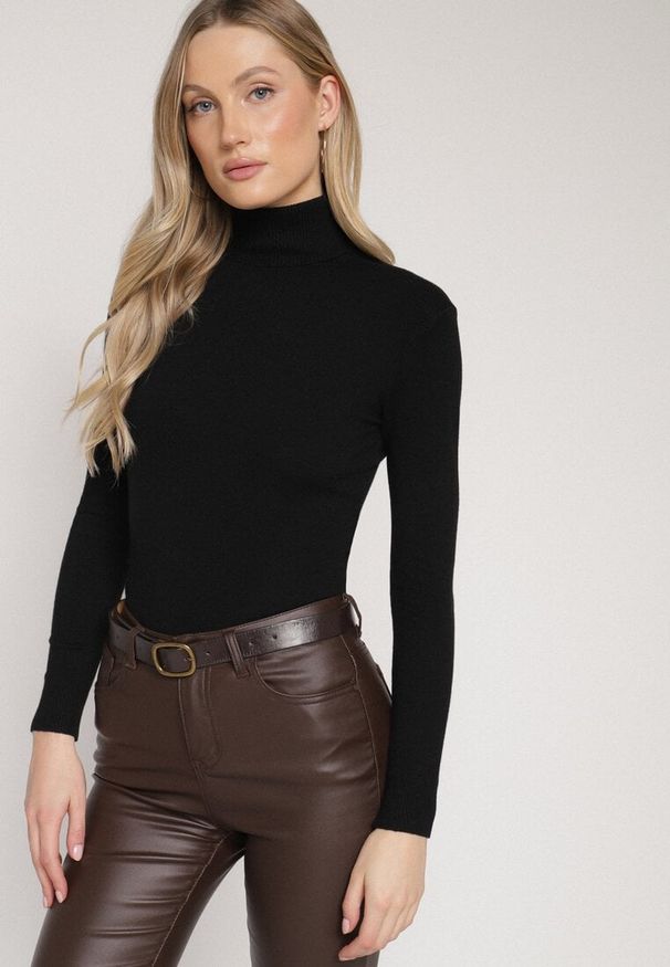 Born2be - Czarny Golf z Bawełną o Prostym Kroju Mevoresa. Okazja: na co dzień. Typ kołnierza: golf. Kolor: czarny. Materiał: bawełna. Styl: klasyczny, casual, elegancki