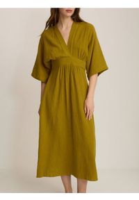 Reserved - Sukienka typu kimono - oliwkowy. Kolor: oliwkowy. Materiał: bawełna