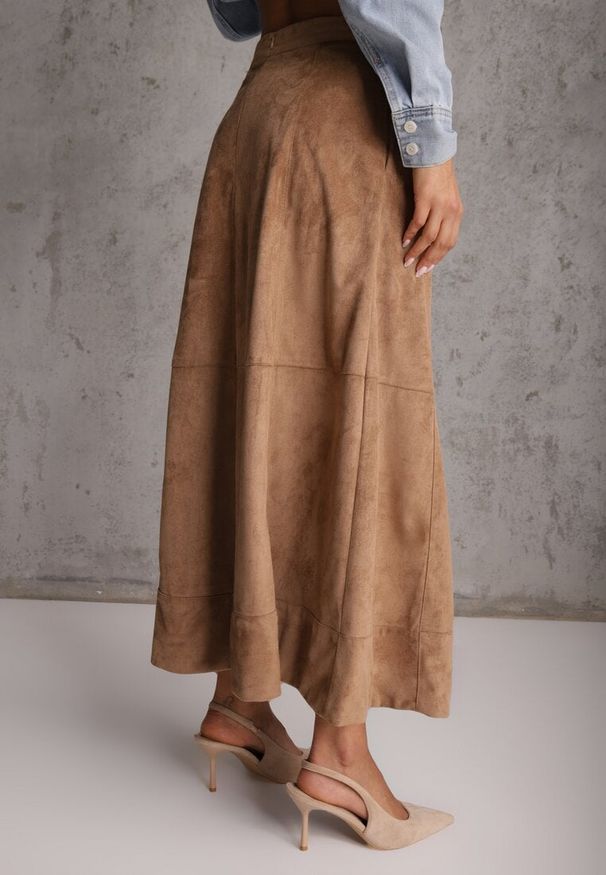 Renee - Beżowa Gładka Spódnica z Imitacji Zamszu o Rozkloszowanym Kroju Nettia. Kolor: beżowy. Materiał: zamsz. Wzór: gładki