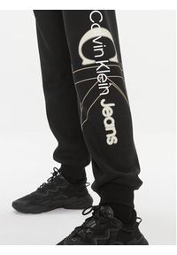 Calvin Klein Jeans Spodnie dresowe Bold Monologo J20J222606 Czarny Relaxed Fit. Kolor: czarny. Materiał: syntetyk, bawełna