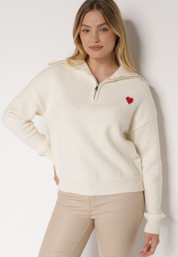 Born2be - Biały Sweter z Bawełną Wiskozą i Wełną Ozdobiony Sercem Monissea. Okazja: do pracy, na co dzień. Kolor: biały. Materiał: wełna, bawełna, wiskoza. Wzór: aplikacja. Styl: casual