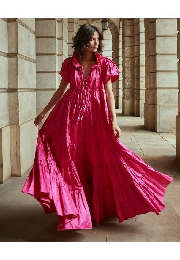 BY CABO - Rozkloszowana sukienka maxi SAINT TROPEZ. Kolor: różowy, wielokolorowy, fioletowy. Materiał: bawełna, materiał. Wzór: aplikacja. Typ sukienki: rozkloszowane. Długość: maxi