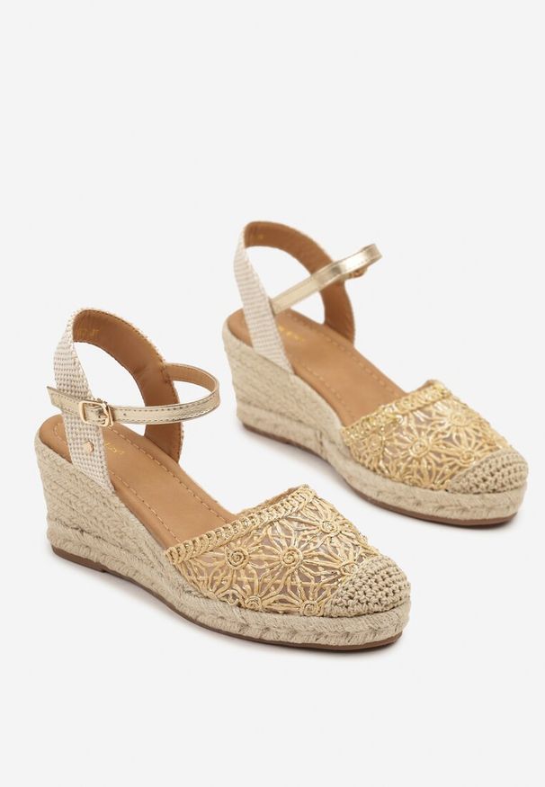 Renee - Złote Sandały Vices na Plecionym Koturnie w Stylu Boho Lisalia. Okazja: na co dzień. Nosek buta: otwarty. Zapięcie: sprzączka. Kolor: złoty. Wzór: aplikacja. Obcas: na koturnie. Styl: boho